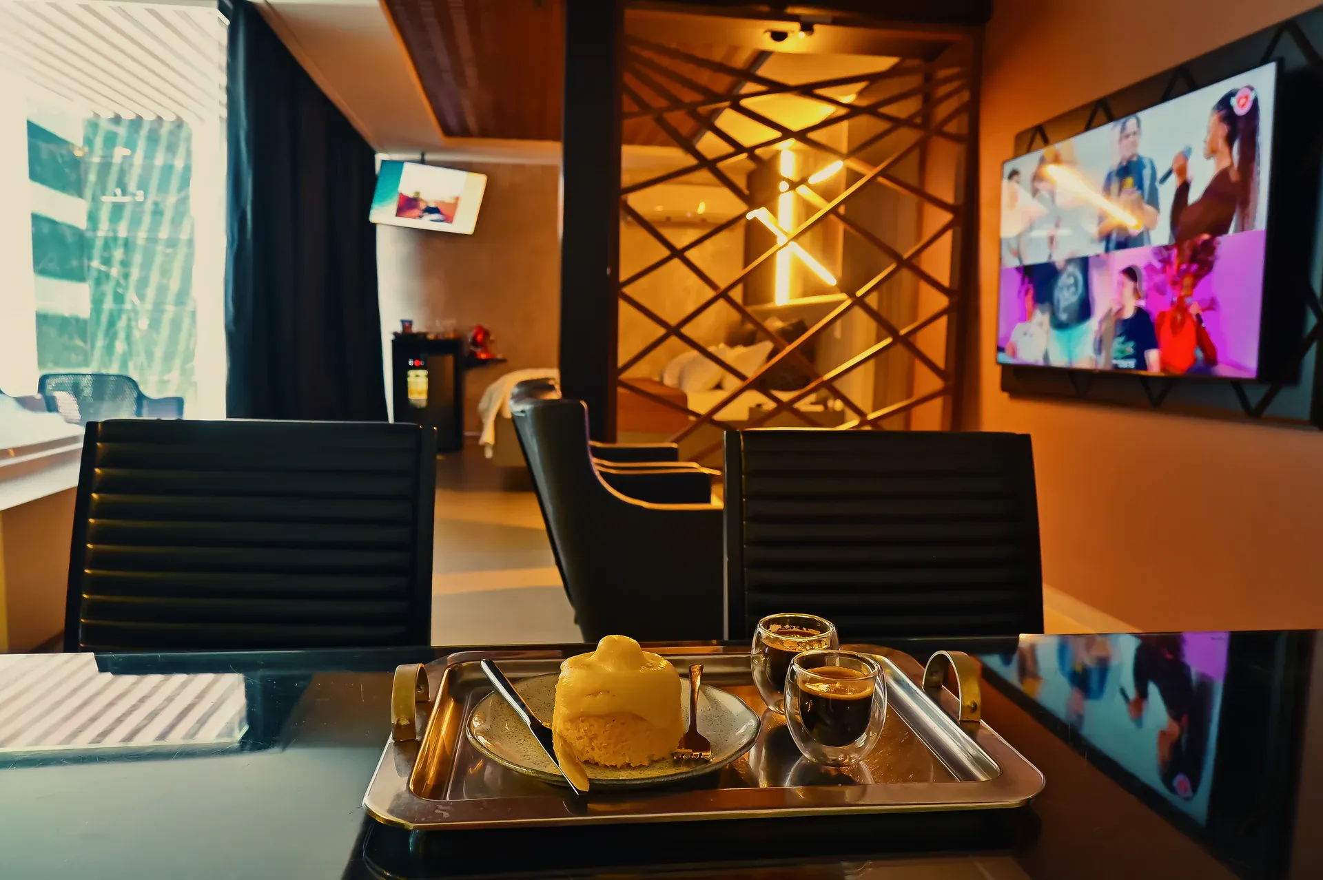 Bandeja com sobremesa e café na área de estar da Suíte Opium