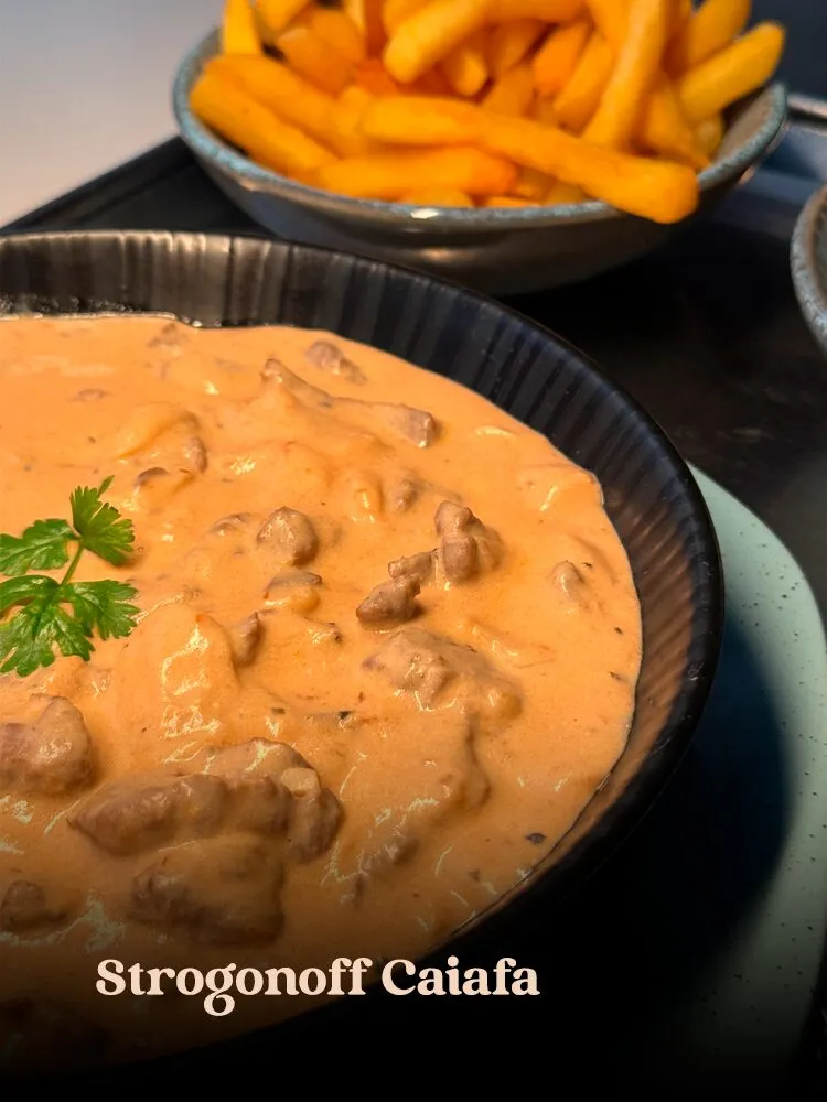 Strogonoff da Caiafa servido com batata palha na Cozinha Opium