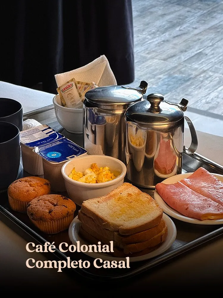 Bandeja completa de café da manhã para duas pessoas na Cozinha Opium